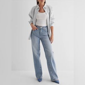 Women’s Size 10R Express High Waisted Light Wash Twist Seam Wide Leg Jeans